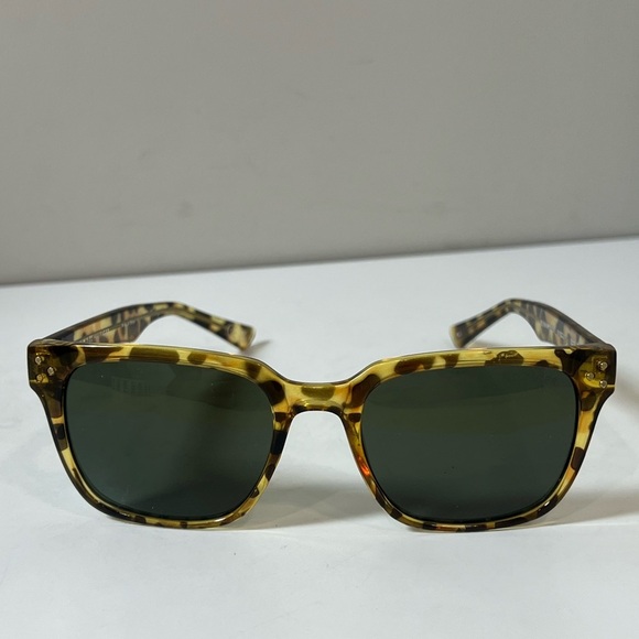 Tommy Hilfiger Women’s Brown Tortoise Chic Classic Classy Sunglasses - Picture 1 of 7